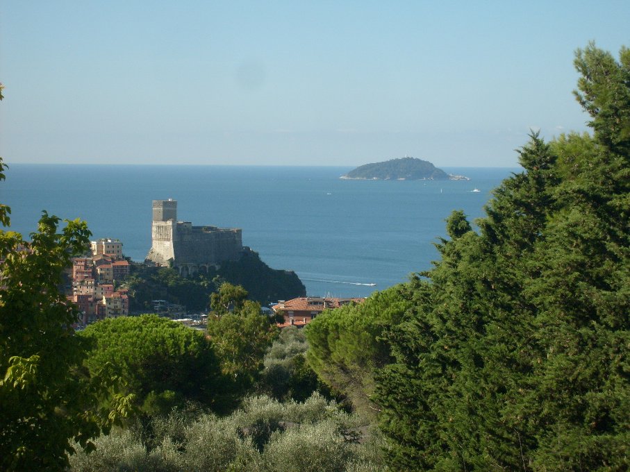 Castello di lerici e Isola del Tino.JPG