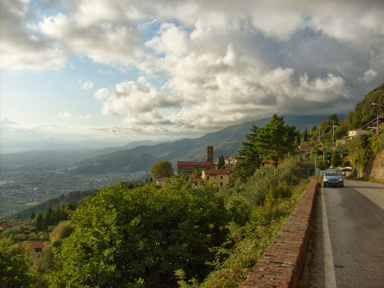 Vista del paese di Capriglia dal muretto del belvedere (quota 380 m. slm) con sfondo di mare e monti
