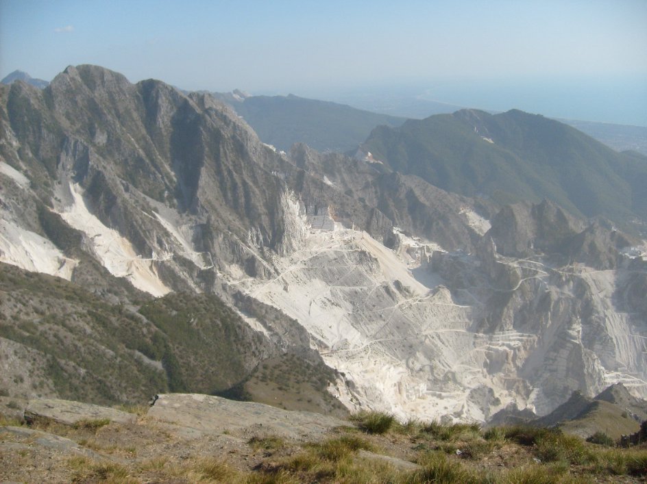 Sulla strada di Campocecina dal piazzale dell'Uccelliera a 1218 m. a circa 19 Km. da Carrara