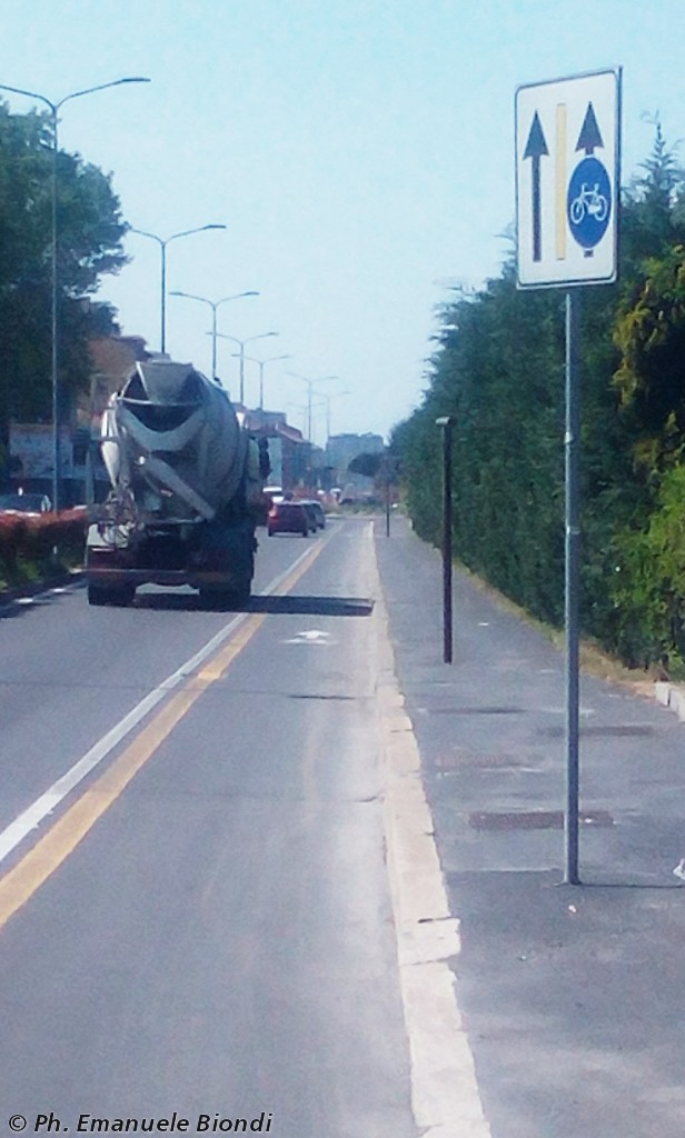 Via gallarate, dove in pratica ha inizio un vero percorso &quot;protetto&quot; dal traffico a motore