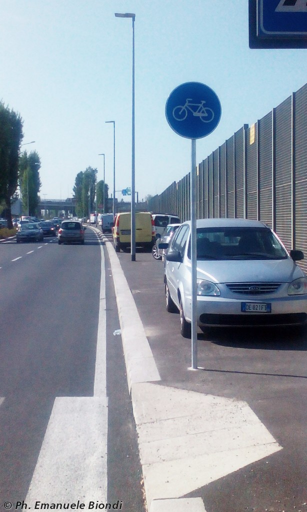 E queste sono solo auto degli addetti ai lavori, parcheggiate sul lato che corre lungo la recinzione del carcere