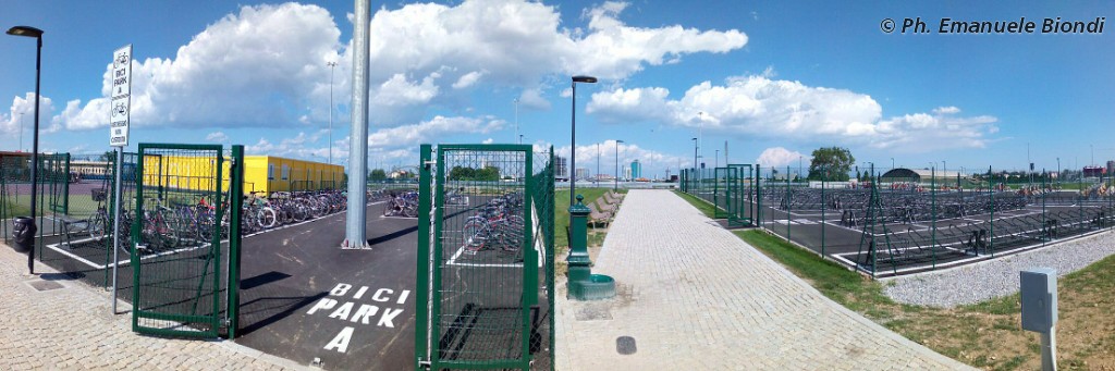 le zone riservate al parcheggio bici private, con annessa fontanella
