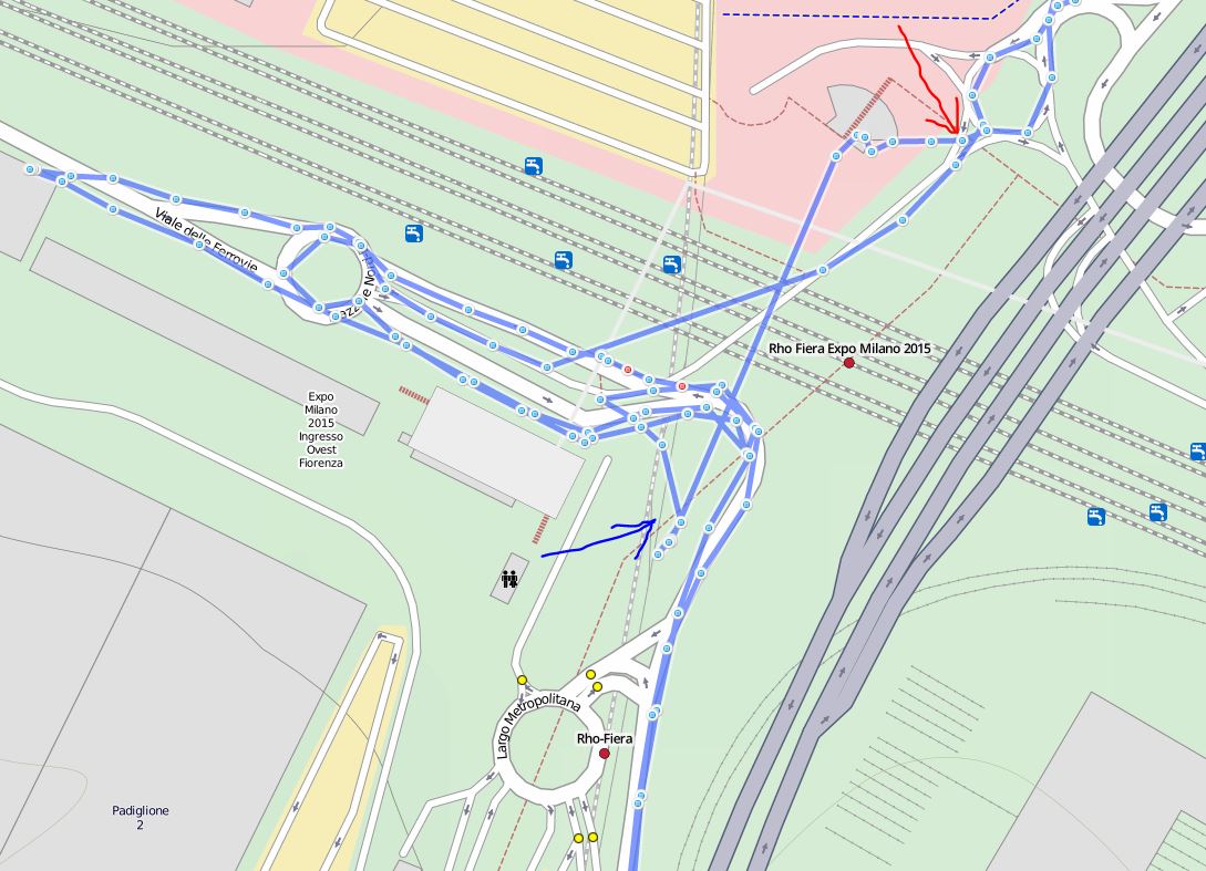 La freccia rossa per l'ingresso al sottopassaggio stradale (vedi immagine da street view), la freccia blu per l'ascensore (vedi immagine da street view)
