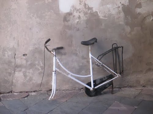 Bici abbandonata in Vicolo Tommasi a.jpg