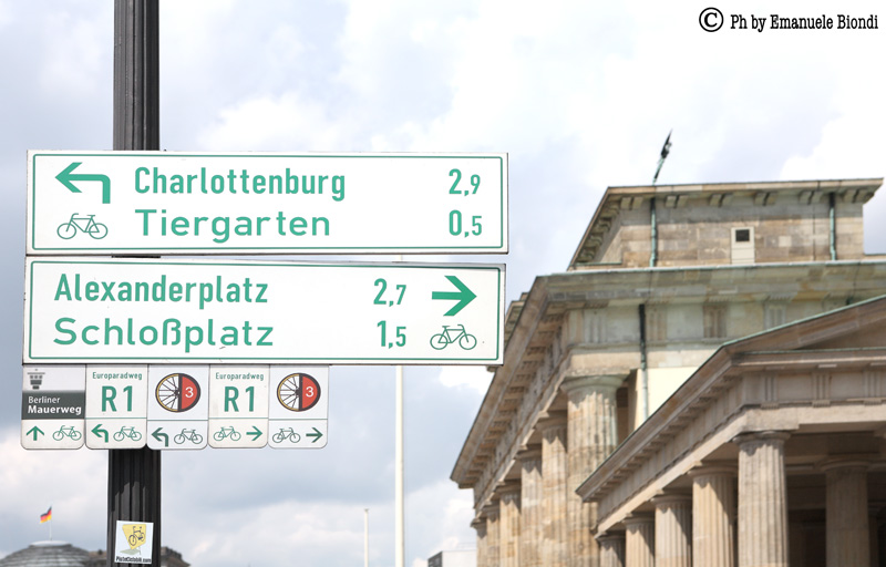 Tra le tante indicazioni per ciclisti nei pressi della storica porta di Brandeburgo compare anche il logo di pisteciclabili.com