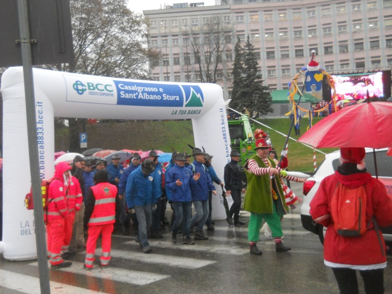 Arrivo dei camminatori con gli Alpini.