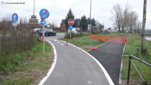 Il collegamento del nuovo tratto di pista nel punto dove si è ancora costretti a deviare per percorrere la SS35 sempre molto trafficata anche da mezzi pesanti, volendo si può aggirare lo scarno sbarramento ma dopo appena 100 metri si ha una brutta sorpresa